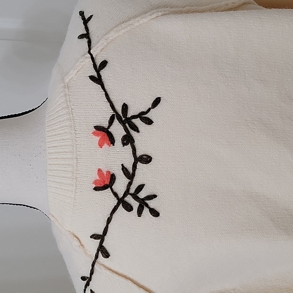 Dazy Size L Cream Colored Sweater with Floral Pattern at Back Neckline, EUC - Picture 5 of 12